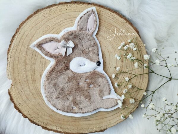 Aufnäher schlafendes Kitz beige