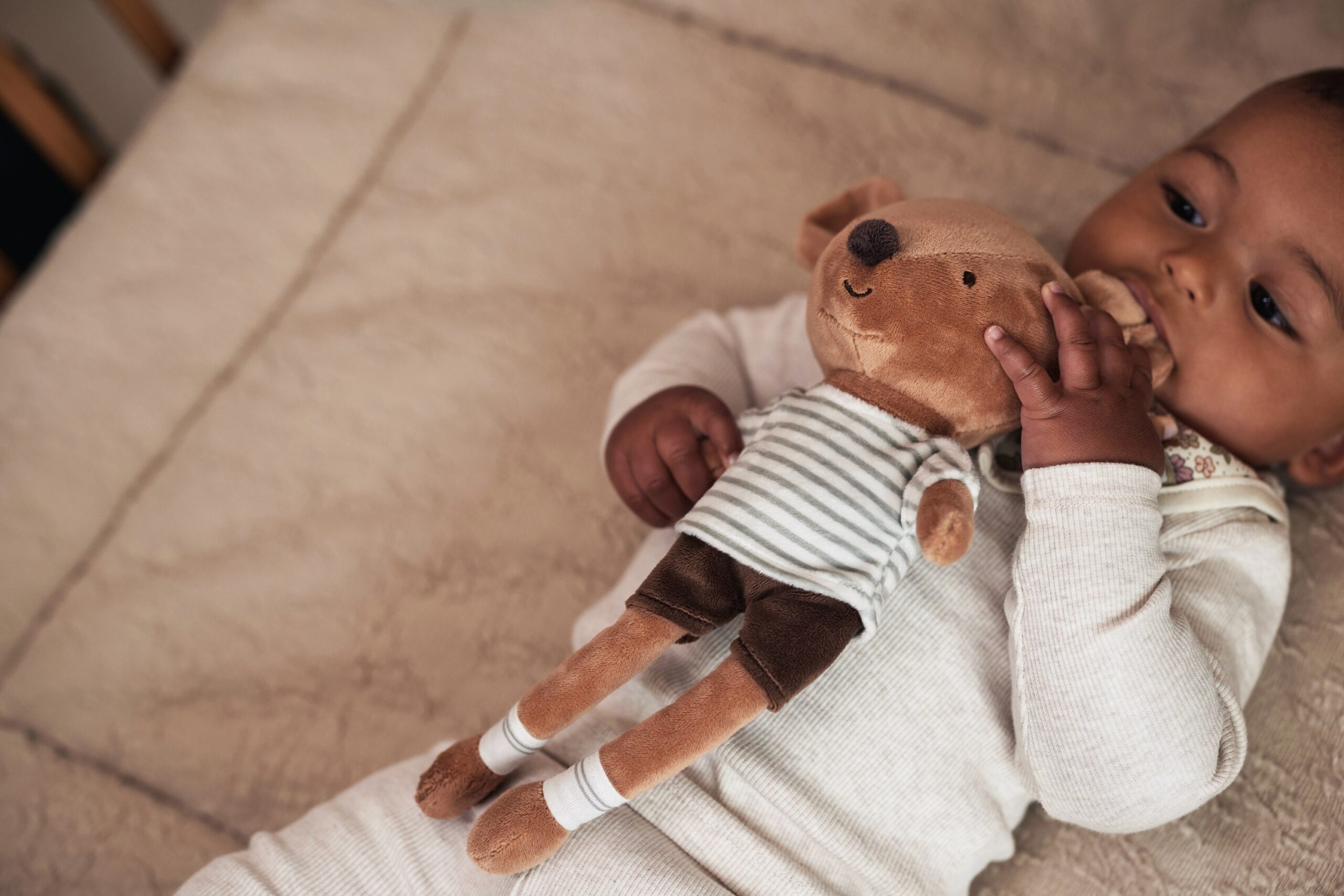 Kuscheltier Maus braun mit Shirt und Latzhose – Bild 8