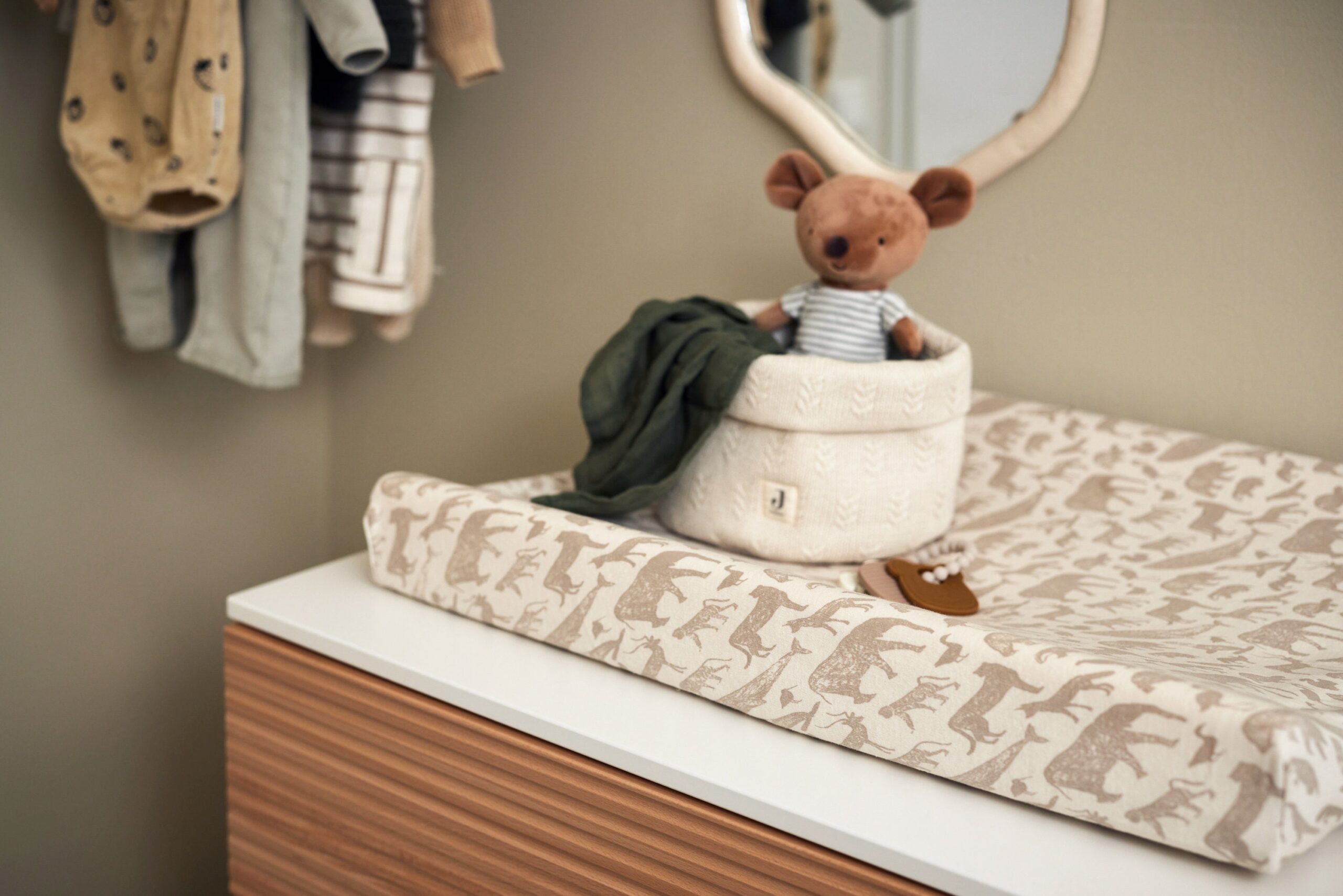 Kuscheltier Maus braun mit Shirt und Latzhose – Bild 2