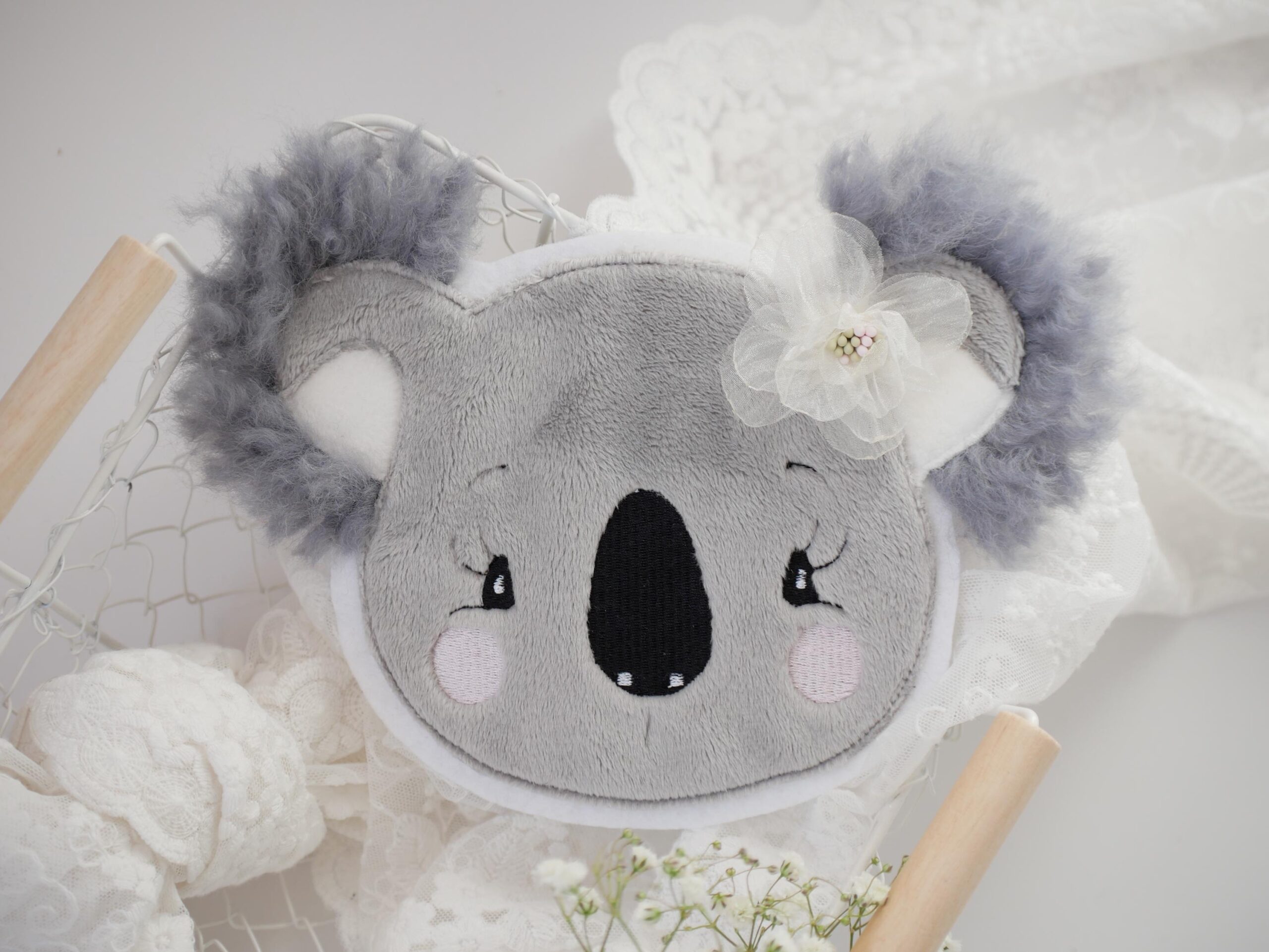 Patch Koala mit Wuschelohren und Blume