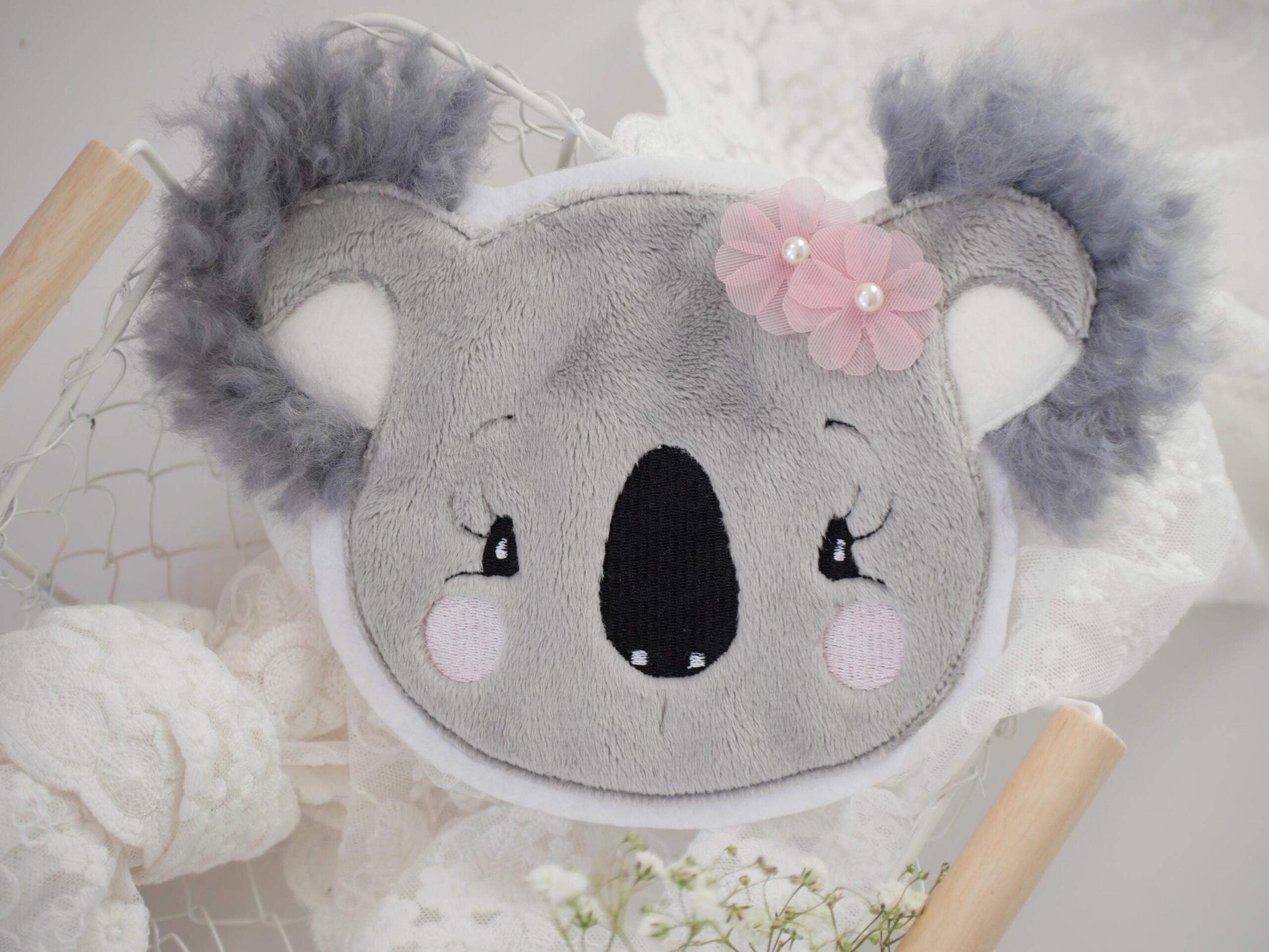 Aufnäher Koala mit Wuschelohren & Blumen – Bild 4