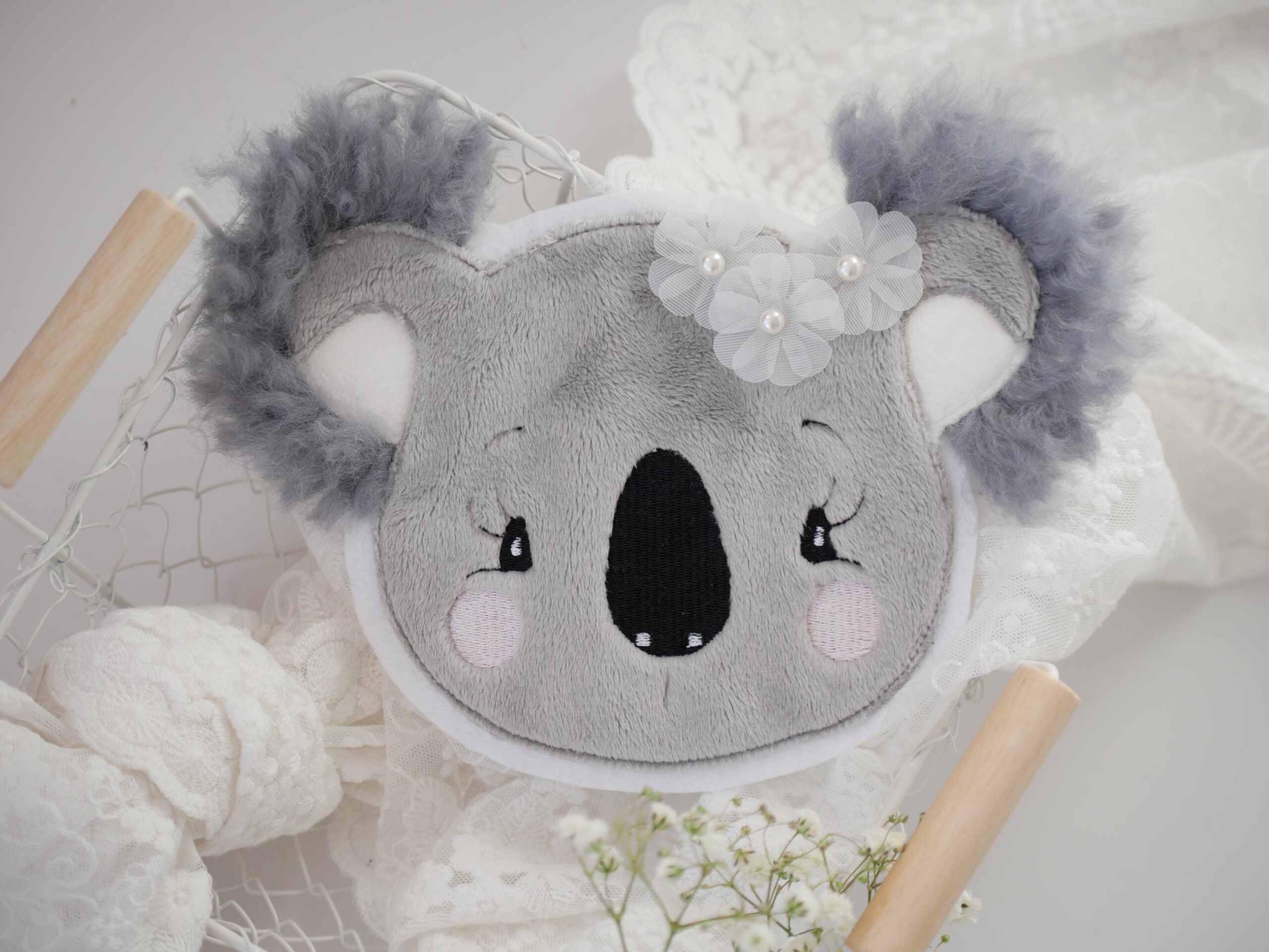 Aufnäher Koala mit Wuschelohren & Blumen – Bild 2