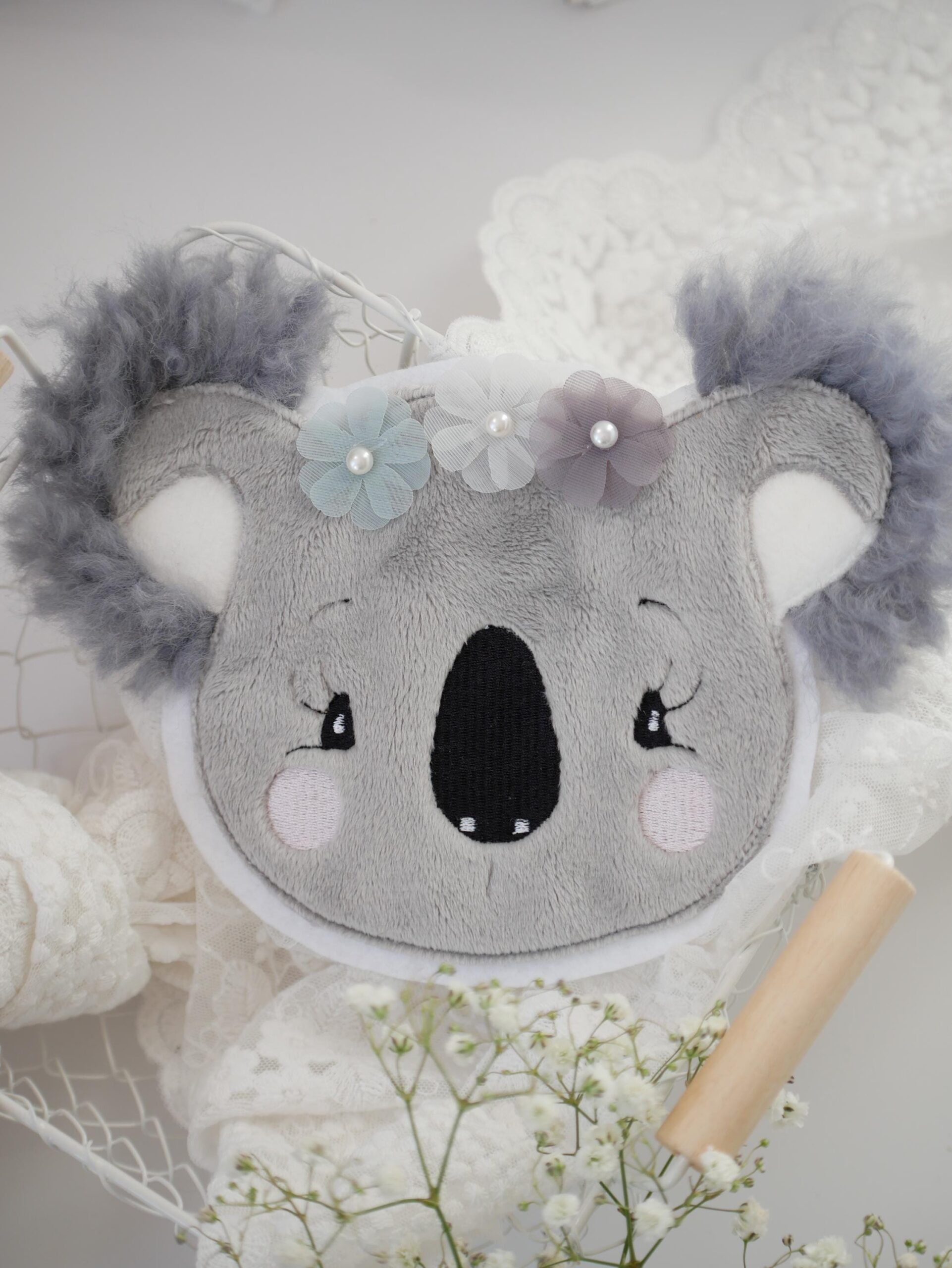 Aufnäher Koala mit Wuschelohren & Blumen – Bild 3