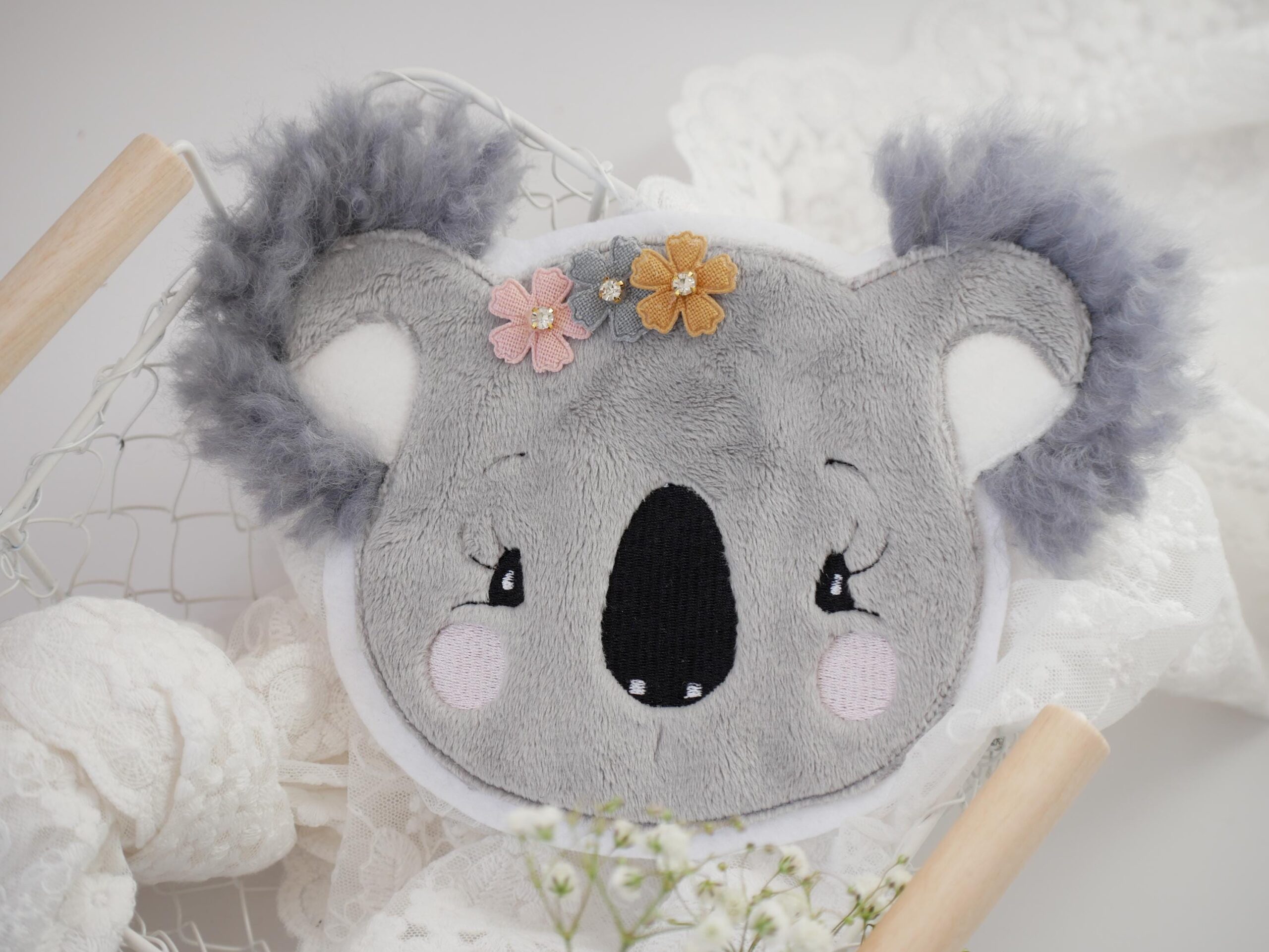 Aufnäher Koala mit Wuschelohren und Blüten & Glitzerstein