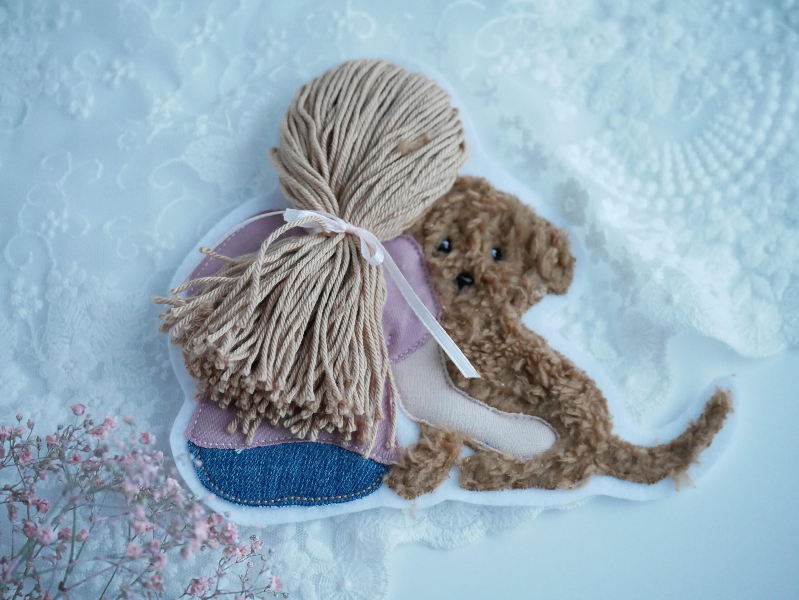 Aufnäher Mädchen mit kleinem lockigem Hund