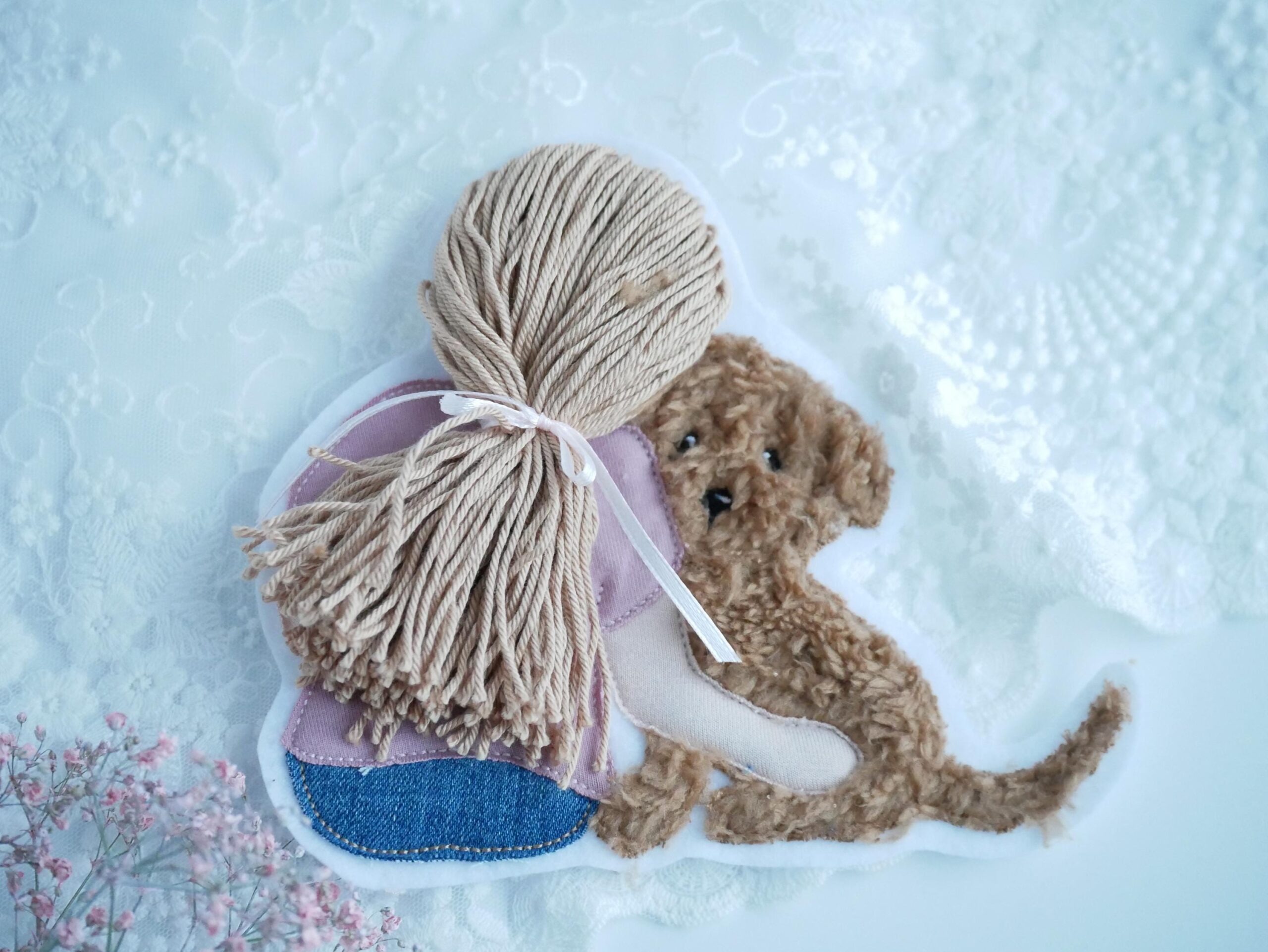 Aufnäher Mädchen mit kleinem lockigem Hund – Bild 2